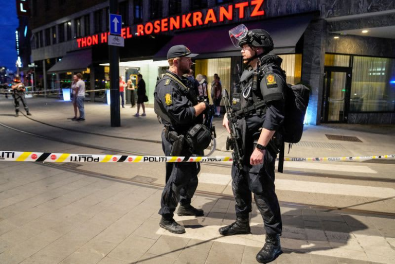 Осло хотод ижил хүйстний бааранд террорист халдлага гарчээ