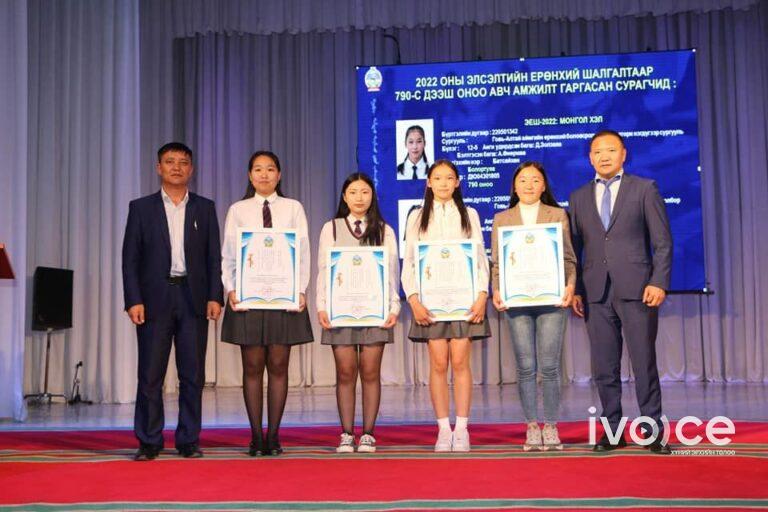 Говь-Алтай аймгийн Засаг дарга ЭЕШ-д 800 оноо авсан дөрвөн сурагчдаа сургалтын төлбөрийн тэтгэлэг олгожээ