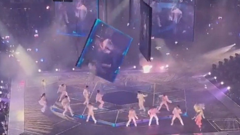 Хонконгт болсон тоглолтын үеэр бүжигчид дээр тайзны дэлгэц унажээ