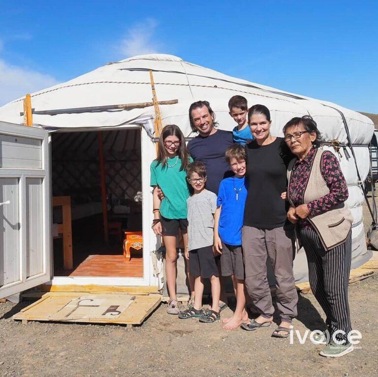 Хараагаа алдах өвчинтэй хүүхдүүддээ дэлхийг үзүүлэх зорилготой гэр бүл Монголд иржээ
