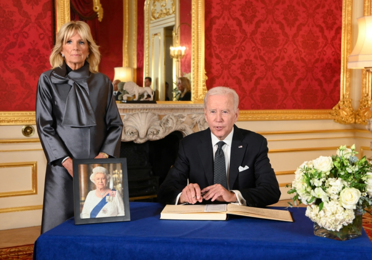 АНУ-ын Ерөнхийлөгч Жо Байден Хатан хааны шарилд хүндэтгэл үзүүлэв