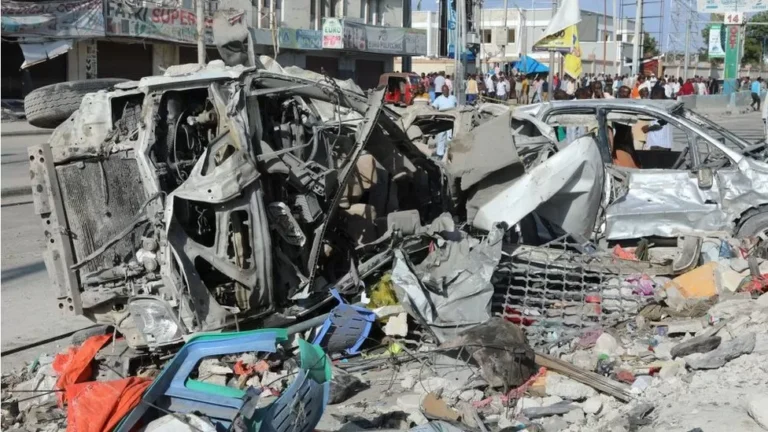 Сомали улсын нийслэлд дэлбэрэлт болж 100 хүн амиа алджээ