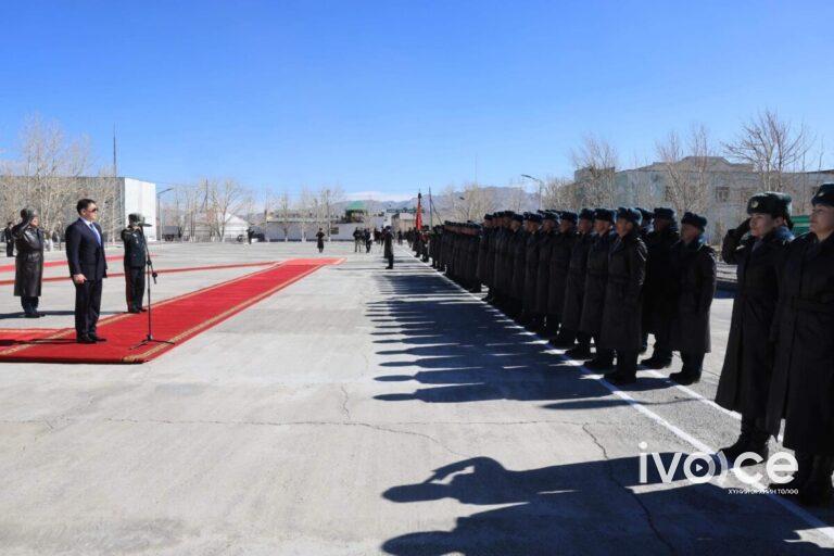 Монгол Улсын Ерөнхийлөгч У.Хүрэлсүх баруун хилд үүрэг гүйцэтгэж буй хилийн цэргийн алба хаагчидтай уулзлаа