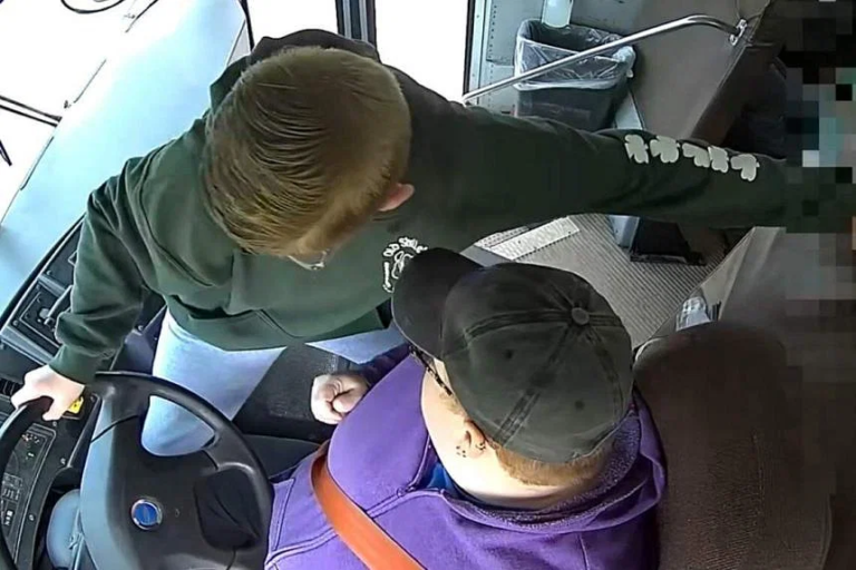 Америк хүү жолооч нь ухаан алдсан автобусыг жолоодож аюулгүй газарт хүргэжээ