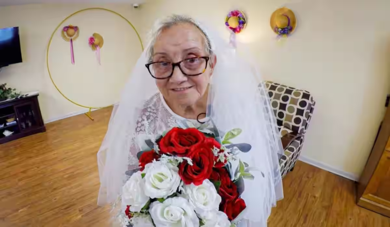 77 настай Америк эмэгтэй өөртэйгөө гэрлэжээ