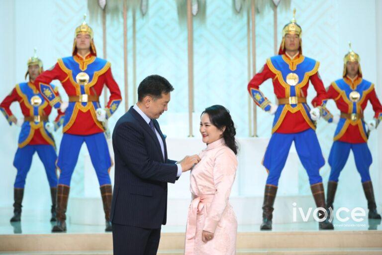 Монгол Улсын Ерөнхийлөгч У.Хүрэлсүх ээжүүдэд Алдарт эхийн одон гардуулж баяр хүргэв