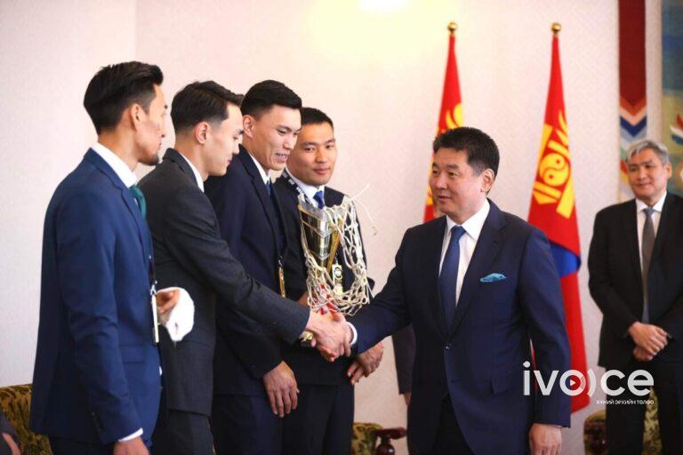 Монгол Улсын Ерөнхийлөгч У.Хүрэлсүх 3х3 сагсан бөмбөгийн үндэсний шигшээ багийнхныг хүлээн авч уулзлаа