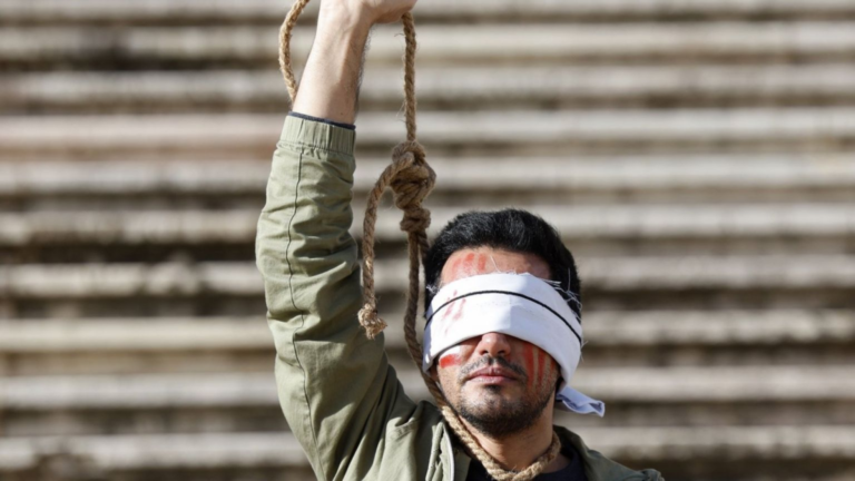 Иран улс Коран судрыг шатаасан хэргээр хоёр хүнийг цаазаар авчээ
