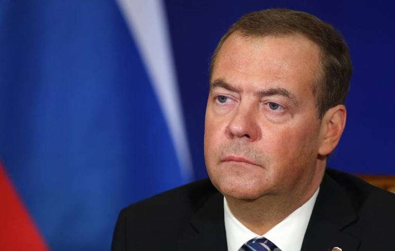Дмитрий Медведев Зеленьскийг хөнөөхөөс өөр арга алга гэв