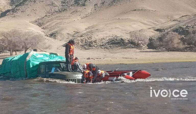 ЗИЛ-131 машинтай Идэр голын усанд суусан иргэдийг татан гаргажээ