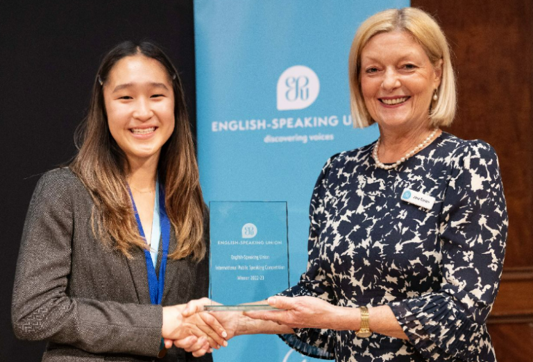 16 настай Монгол охин Олон улсын илтгэлийн тэмцээнд ялжээ