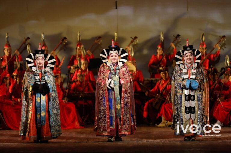 Үндэсний урлагийн их театр жуулчдад зориулан “Монголын сайхан орон” тоглолтоо өдөр бүр толилуулж байна