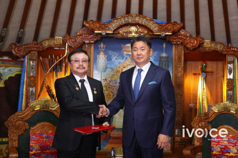 Монгол Улсын Ерөнхийлөгч У.Хүрэлсүх шилдэг бүтээлүүдэд Төрийн шагнал хүртээв