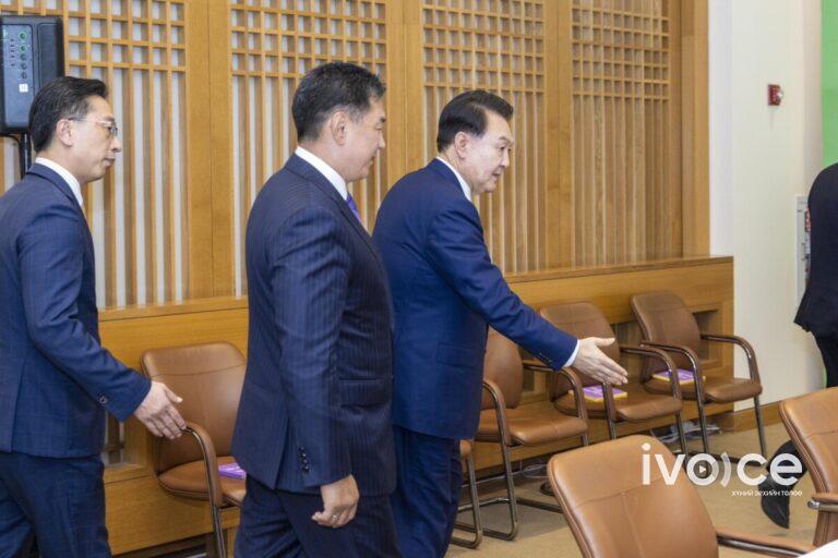 Монгол Улсын Ерөнхийлөгч У.Хүрэлсүх БНСУ-ын Ерөнхийлөгч Юн Сог Ёльтой уулзлаа
