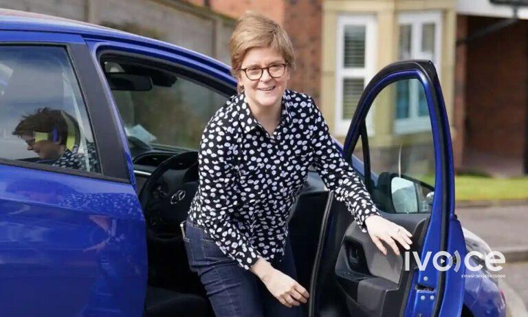 Шотланд сайд асан Никола 53 насандаа  жолооны шалгалт өгч тэнцжээ