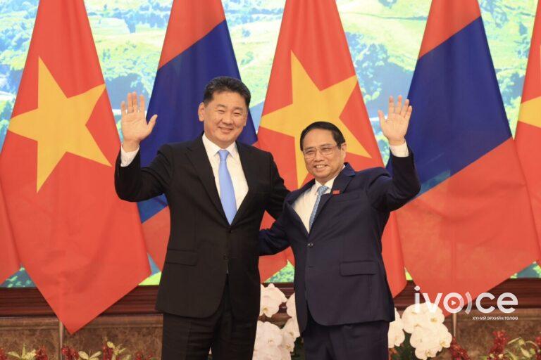 Монгол Улсын Ерөнхийлөгч У.Хүрэлсүхэд БНСВУ-ын Ерөнхий сайд Фам Минь Чинь бараалхлаа