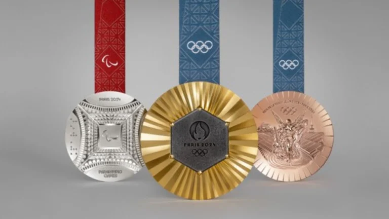 Парисын олимпын медалиудад Эйфелийн цамхагийн хэсгийг багтаажээ