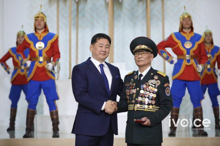 “Монгол цэргийн өдөр”-ийг тохиолдуулан төрийн дээд цол, одон, медаль гардууллаа