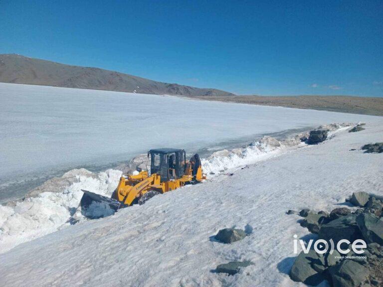 Баян-Өлгий аймагт их цасны улмаас хаагдсан зам давааг нээх ажил үргэлжилж байна