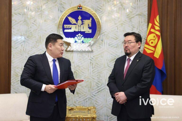 Монгол Улсын Ерөнхий сайд Л.Оюун-Эрдэнэ Үндэсний баялгийн сангийн тухай анхдагч хуулийн төслийг өргөн мэдүүлэв