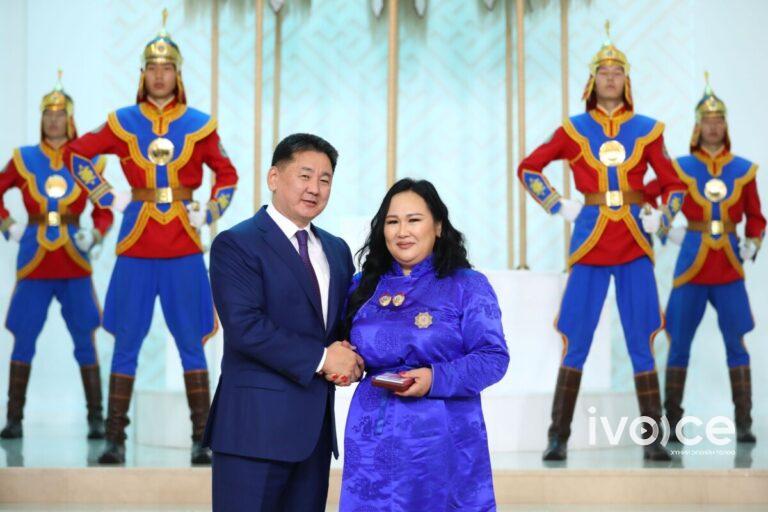 Монгол Улсын Ерөнхийлөгч У.Хүрэлсүх ээжүүдэд Алдарт эхийн одон гардууллаа