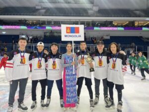 Монголын хоккейн баг хүрэл медальтай ирлээ