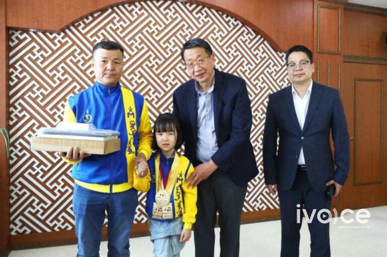 Долоон настай шатарчин охин Н.Аз-Эрдэнэ Дэлхийн аваргын тэмцээнээс гурван алтан медаль хүртлээ