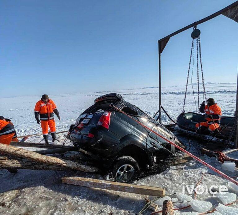 Сэрэмжлүүлэг: Увс аймгийн хяргас нууранд автомашинтайгаа нуурын мөсөнд цөмөрчээ